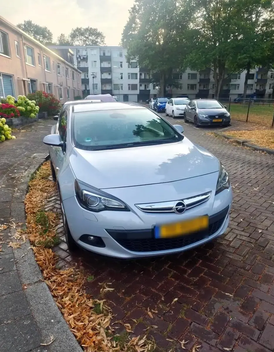 Gebraucht Opel Astra GTC 180 PS (132 kW) 2011 Silber Coupé