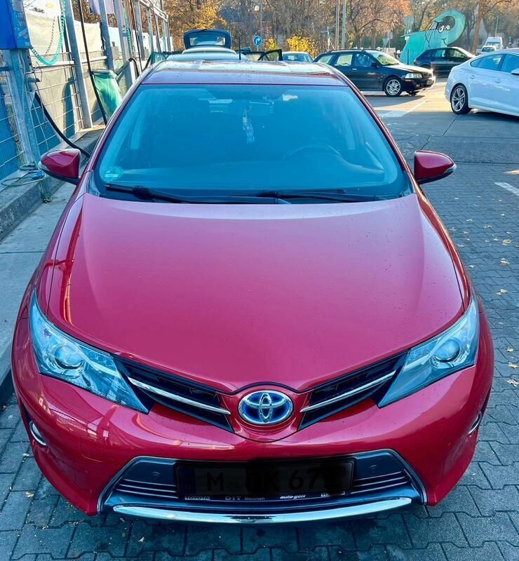 Rot Gebraucht 2014 Toyota Auris Hybrid Kleinwagen | 10.450 € (Fairer Preis) - Bild 1/4
