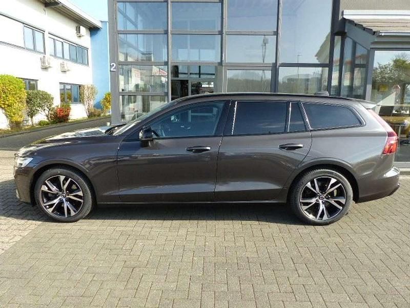 Gebraucht Volvo V60 Plus 197 PS (144 kW) 2024 Platinum grey Kombi