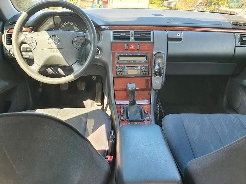 Gebraucht Mercedes E220 143 PS (105 kW) 2001 Limousine