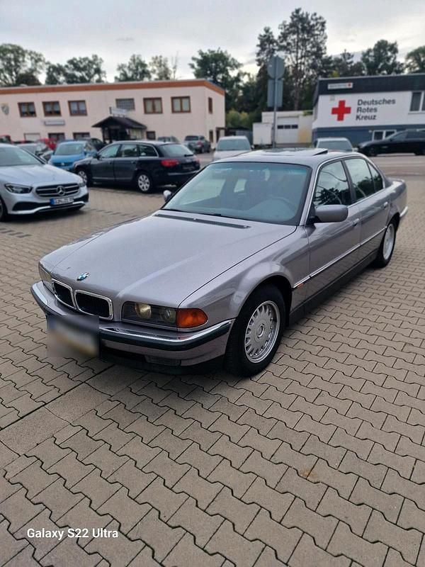 Silber Gebraucht 2025 BMW 730 Limousine | 5.700 € - Bild 1/4