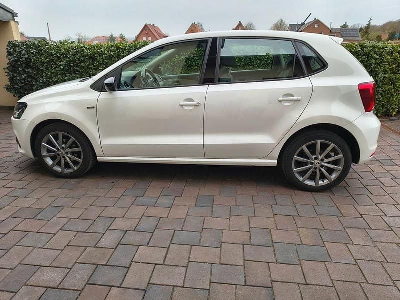Gebraucht VW Polo 90 PS (66 kW) 2015 Weiß Limousine