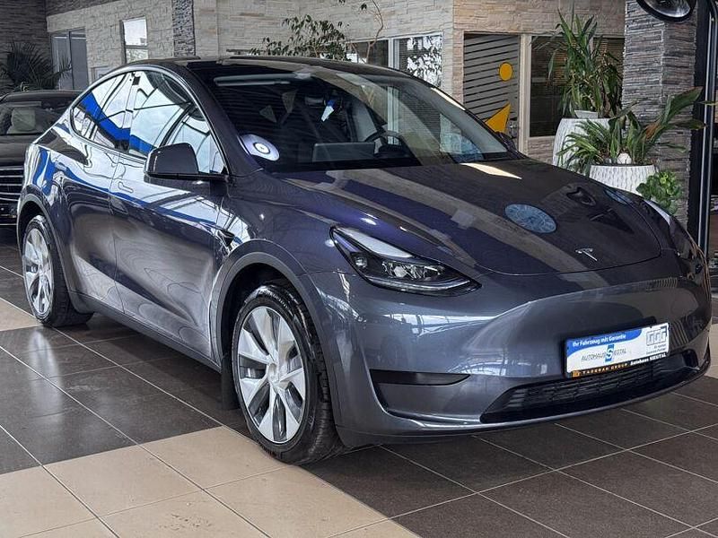 Grau grau Gebraucht 2023 Tesla Model Y SUV | 34.900 € (Fairer Preis) - Bild 1/4