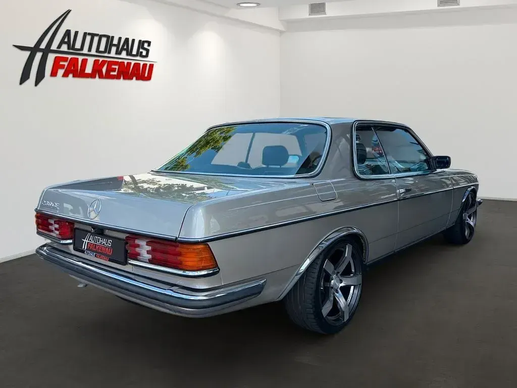 Gebraucht Mercedes 230 136 PS (100 kW) 1984 Beige Coupé