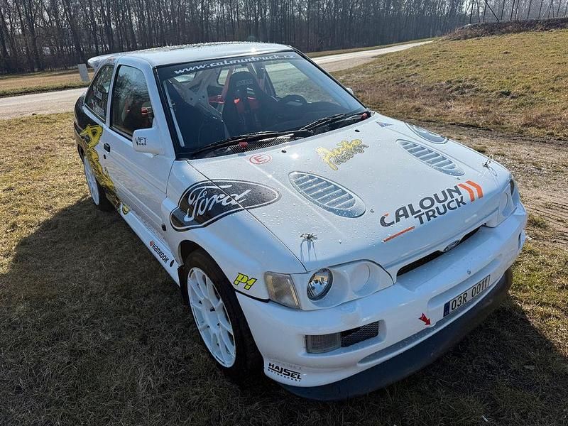 Gebraucht Ford Escort 290 PS (213 kW) 1993 Weiß Limousine