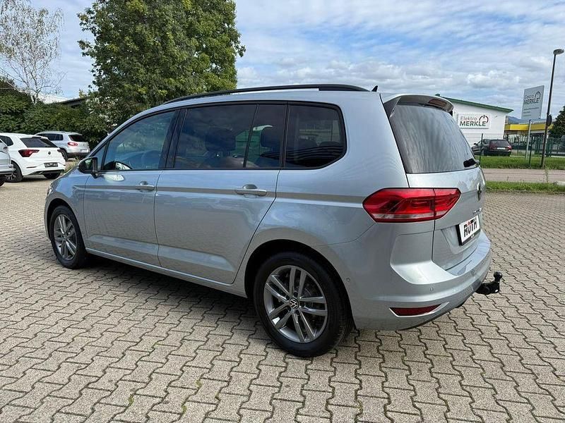 Neu VW Touran 150 PS (110 kW) 2025 Oyster silver metallic Van / Kleinbus