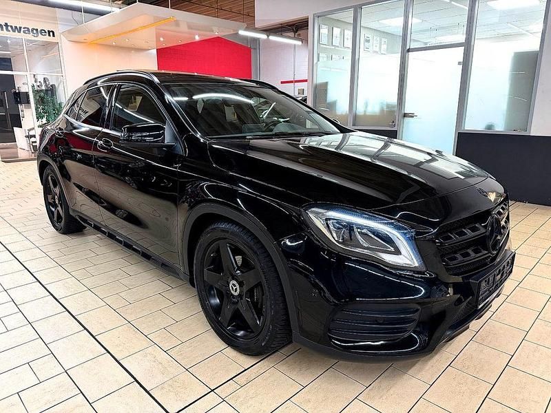 Nachtschwarz Gebraucht 2019 Mercedes GLA200 AMG SUV | 28.850 € (Teuer) - Bild 1/4