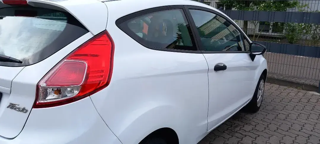 Gebraucht Ford Fiesta 75 PS (55 kW) 2015 Weiß Kleinwagen