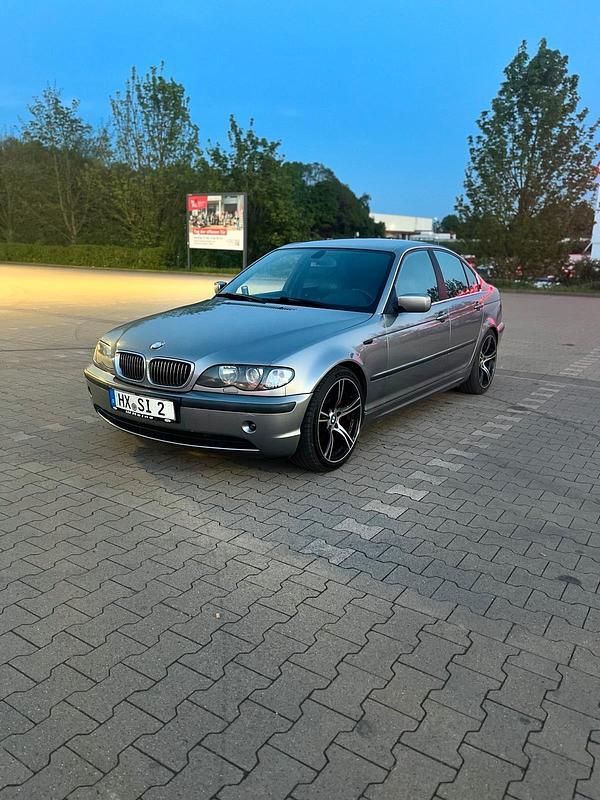 Grau Gebraucht 2003 BMW 320 Limousine | 2.300 € (Teuer) - Bild 1/4