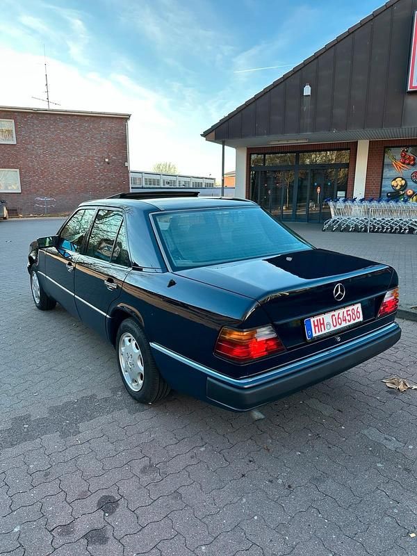 Gebraucht Mercedes 200 75 PS (55 kW) 1993 Blau Limousine