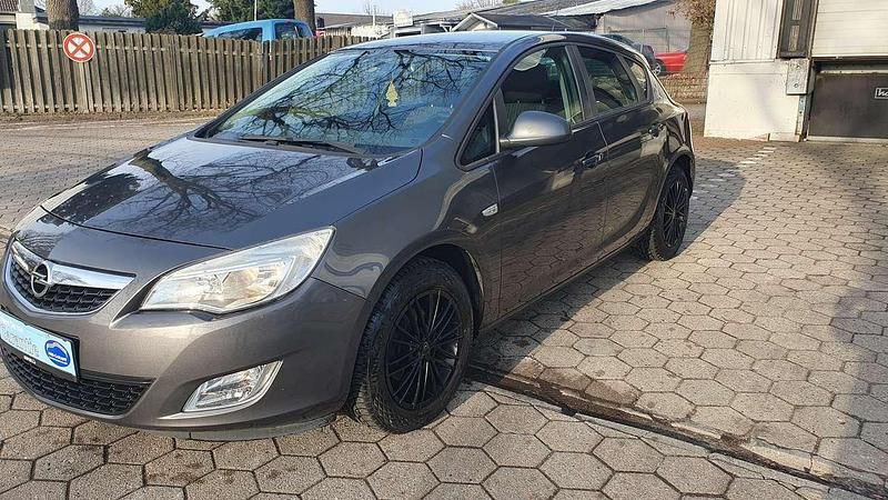 Gebraucht Opel Astra Edition 101 PS (74 kW) 2010 Karbongrau Kleinwagen