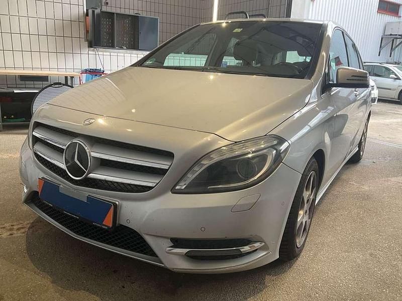 Gebraucht Mercedes B200 Sport 136 PS (100 kW) 2013 Silber Van / Kleinbus