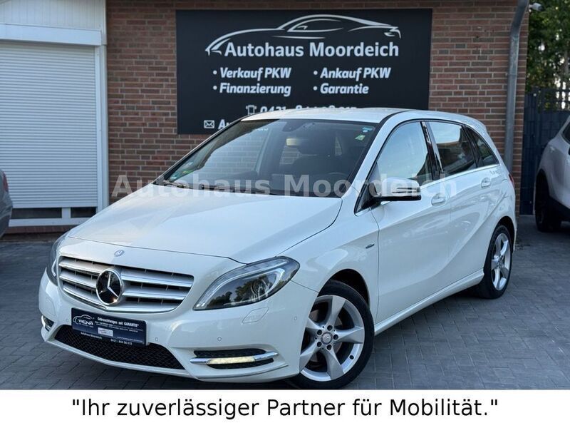 Weiß Gebraucht 2012 Mercedes B200 Van / Kleinbus | 11.599 € (Fairer Preis) - Bild 1/4