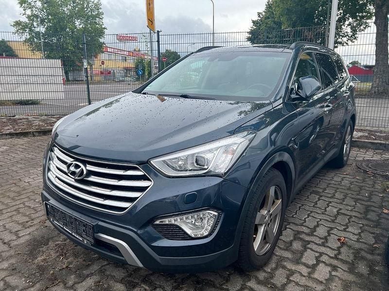 Grau Gebraucht 2015 Hyundai Grand Santa Fe Premium SUV | 16.666 € (Etwas zu teuer) - Bild 1/4