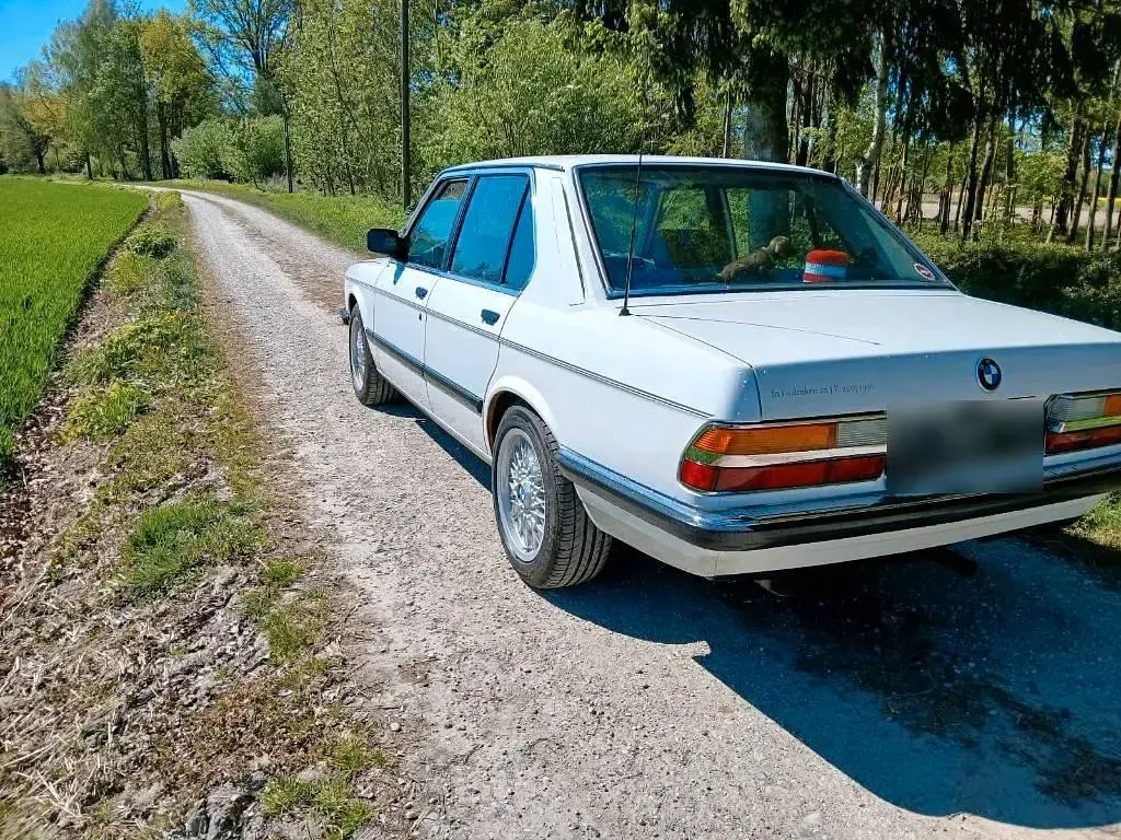 Gebraucht BMW 518 105 PS (77 kW) 1987 Weiß Limousine