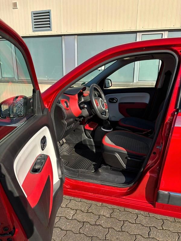 Second-hand Renault Twingo 71 CP (52 kW) 2019 Roșu Hatchback