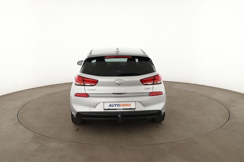 Gebraucht Hyundai i30 Intro Edition 140 PS (102 kW) 2017 Grau Limousine