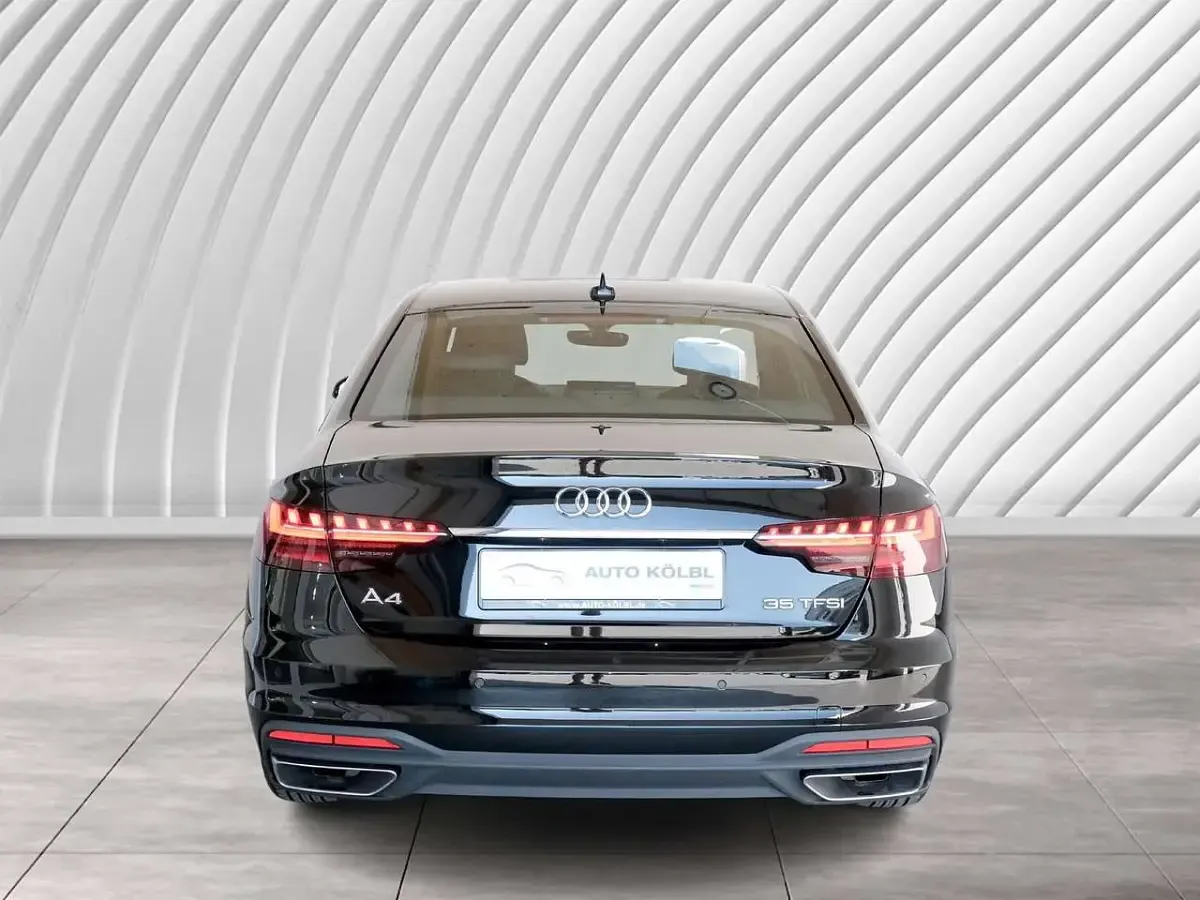 Gebraucht Audi A4 Basis 150 PS (110 kW) 2023 Brillantschwarz Limousine