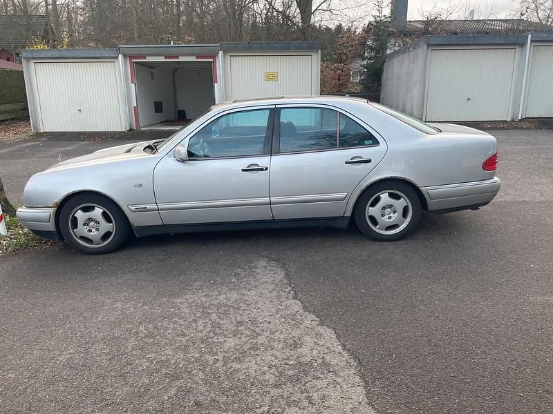 Gebraucht Mercedes E280 204 PS (150 kW) 1997 Silber Limousine