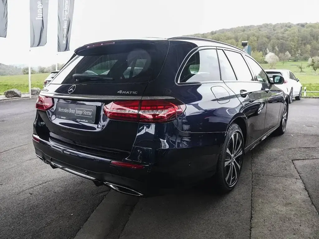 Używany Mercedes E300 AMG 306 KM (225 kW) 2022 Niebieski Sedan/Limuzyna