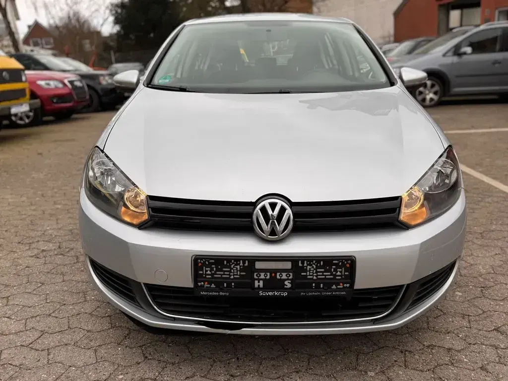 Second-hand VW Golf VII Trendline 105 CP (77 kW) 2012 Argintiu Berlinǎ