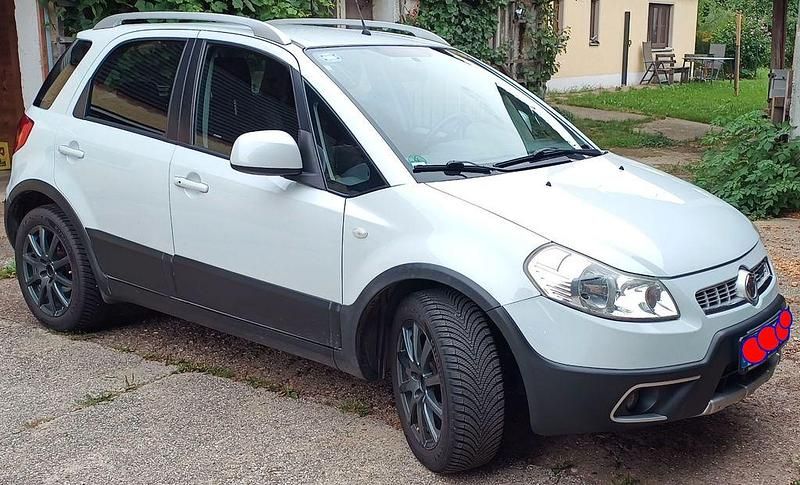 Weiß Gebraucht 2011 Fiat Sedici SUV | 5.200 € (Fairer Preis) - Bild 1/4