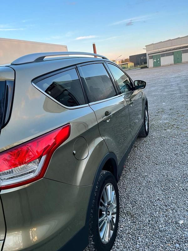 Gebraucht Ford Kuga 140 PS (102 kW) 2013 Grün SUV