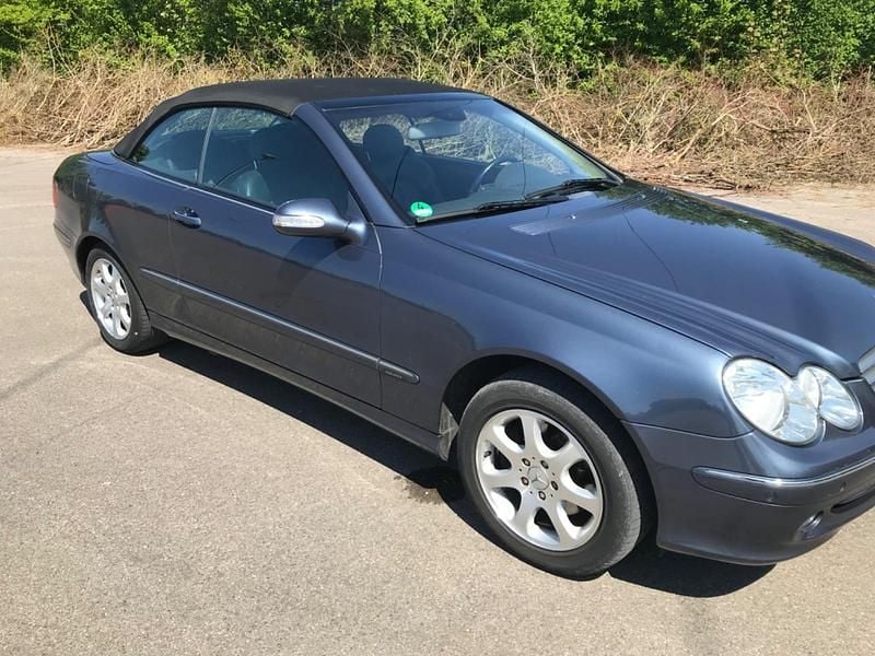 Blau Gebraucht 2003 Mercedes CLK200 Cabrio | 7.290 € - Bild 1/4