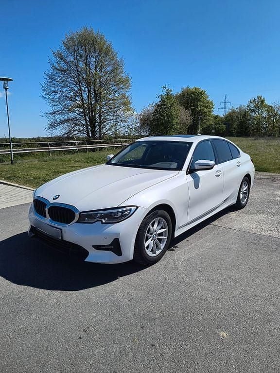 Weiß Gebraucht 2020 BMW 320 Sport Line Limousine | 24.900 € (Superpreis) - Bild 1/4