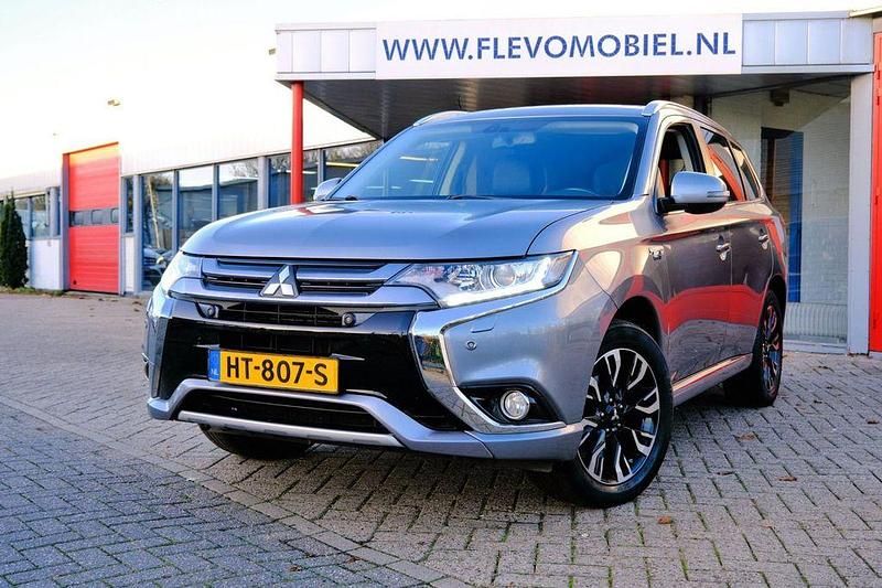 Grau Gebraucht 2015 Mitsubishi Outlander P-HEV Edition SUV | 13.250 € (Fairer Preis) - Bild 1/4