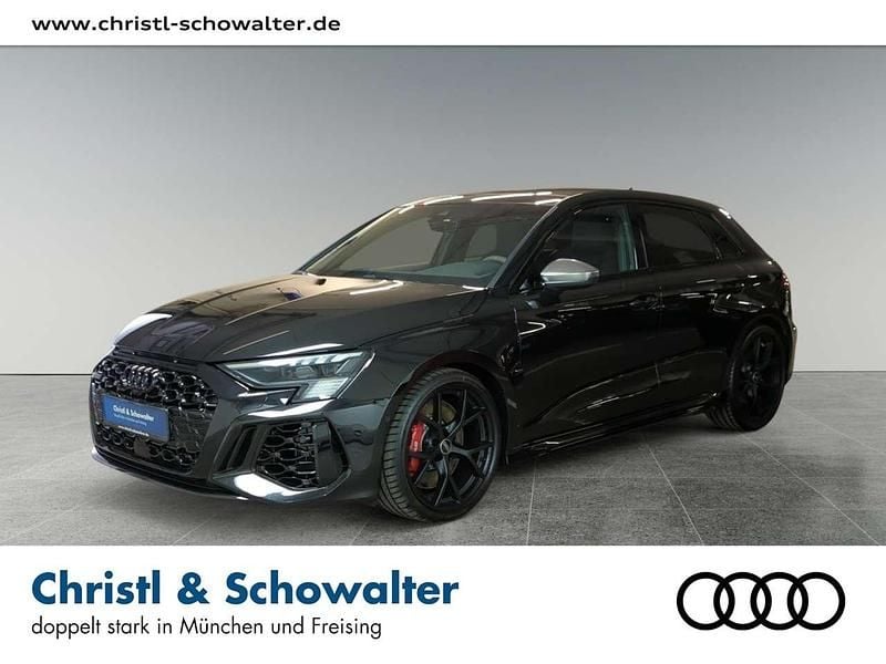 Mythosschwarz metallic Gebraucht 2022 Audi RS3 Sportback Sport Kleinwagen | 54.448 € (Fairer Preis) - Bild 1/4