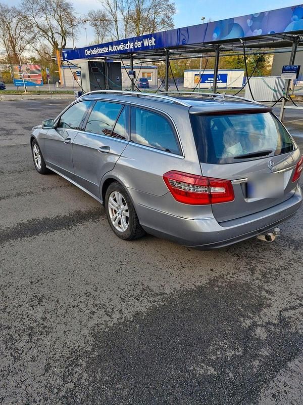 Gebraucht Mercedes E220 170 PS (125 kW) 2011 Grau Kombi