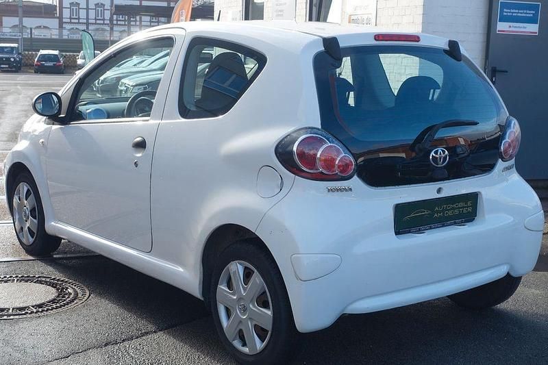 Gebraucht Toyota Aygo 68 PS (50 kW) 2010 Weiß Kleinwagen
