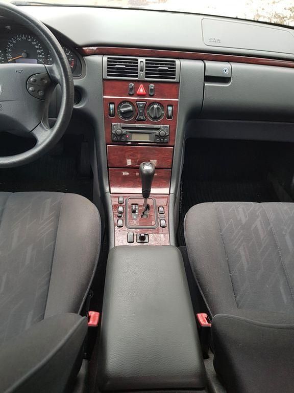 Gebraucht Mercedes E240 Classic 170 PS (125 kW) 2000 Schwarz Limousine