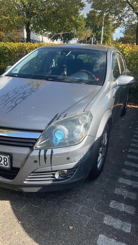Grau Gebraucht 2004 Opel Astra Kombi | 3.300 € (Etwas zu teuer) - Bild 1/4