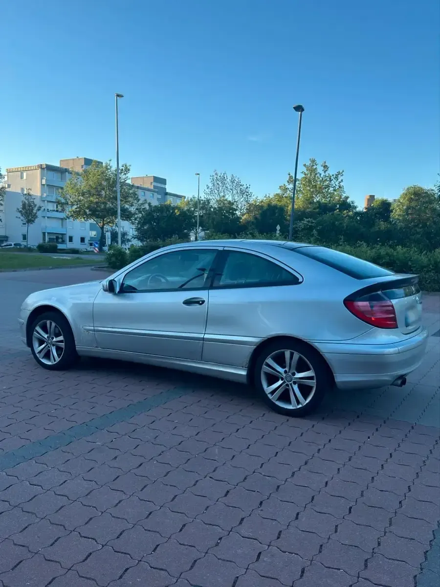 Gebraucht Mercedes C180 143 PS (105 kW) 2002 Silber Coupé
