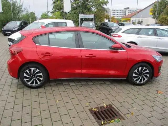 Gebraucht Ford Focus Titanium 125 PS (91 kW) 2023 Rot Limousine