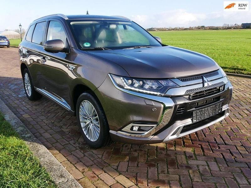 Braun Gebraucht 2020 Mitsubishi Outlander P-HEV Intense+ SUV | 15.124 € (Superpreis) - Bild 1/3