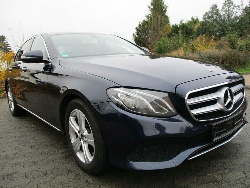 Blau metallic Gebraucht 2018 Mercedes E220 Limousine | 28.999 € (Teuer) - Bild 1/4