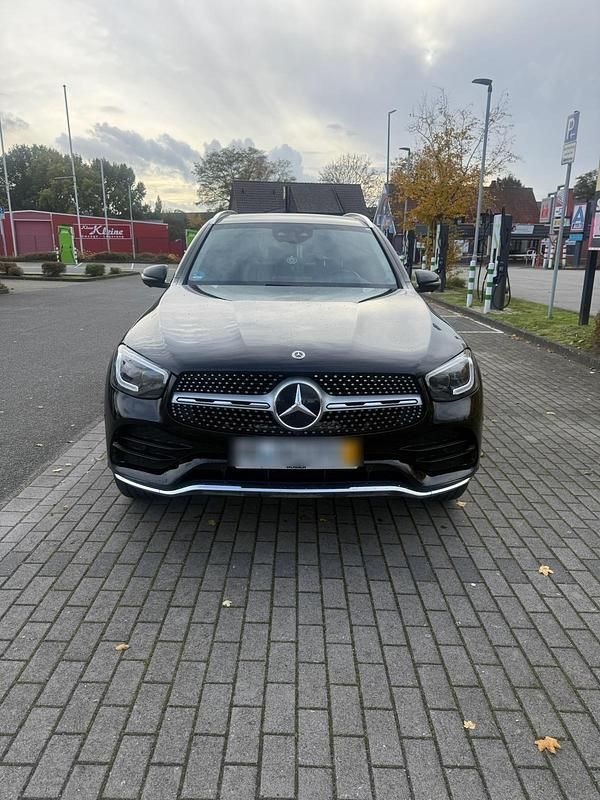 Schwarz Gebraucht 2021 Mercedes GLC300e AMG line SUV | 31.950 € (Fairer Preis) - Bild 1/4
