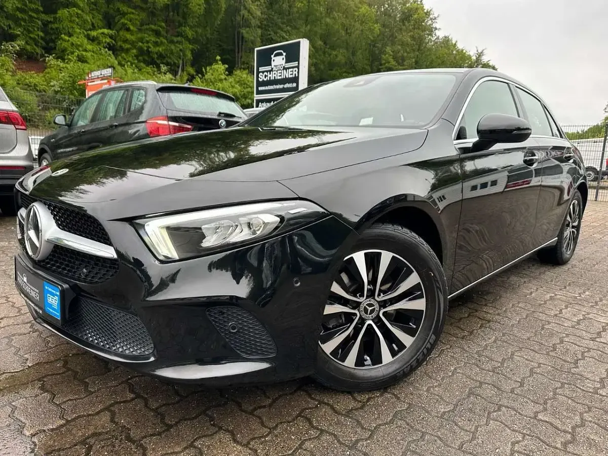 Gebraucht Mercedes A180 136 PS (100 kW) 2022 Kosmosschwarz Limousine