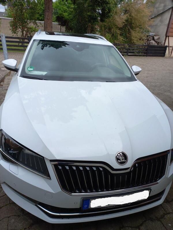 Weiß Gebraucht 2015 Skoda Superb Kombi | 16.900 € (Teuer) - Bild 1/3