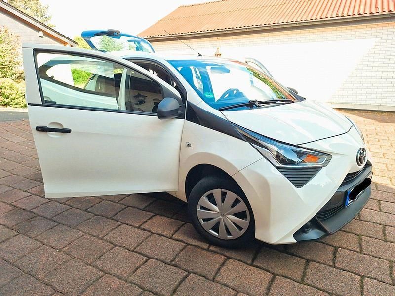 Weiß Gebraucht 2019 Toyota Aygo Kleinwagen | 7.200 € (Superpreis) - Bild 1/4