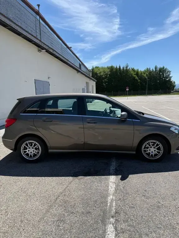 Gebraucht Mercedes B180 109 PS (80 kW) 2013 Grau Van / Kleinbus