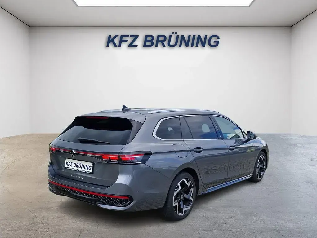 Gebraucht VW Passat R-line 150 PS (110 kW) 2025 Diabasgrau metallic (5x5x) (metallic) Kombi