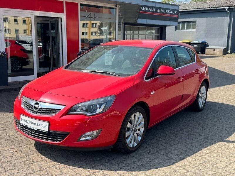 Rot Gebraucht 2011 Opel Astra Limousine | 10.990 € (Teuer) - Bild 1/4