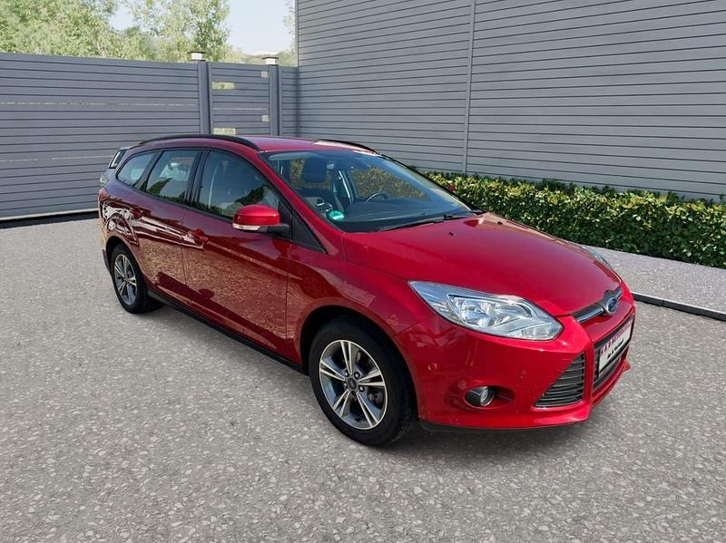 Gebraucht Ford Focus Trend 101 PS (74 kW) 2013 Rot Limousine