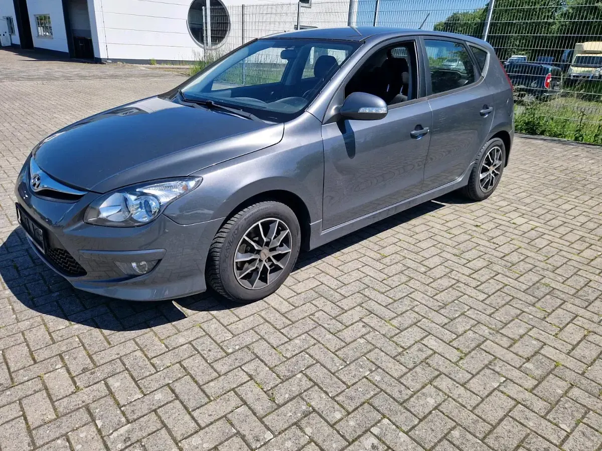 Gebraucht Hyundai i30 90 PS (66 kW) 2011 Grau Limousine