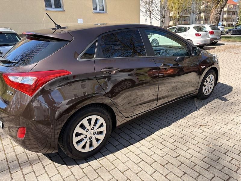Gebraucht Hyundai i30 Classic 101 PS (74 kW) 2017 Braun Limousine
