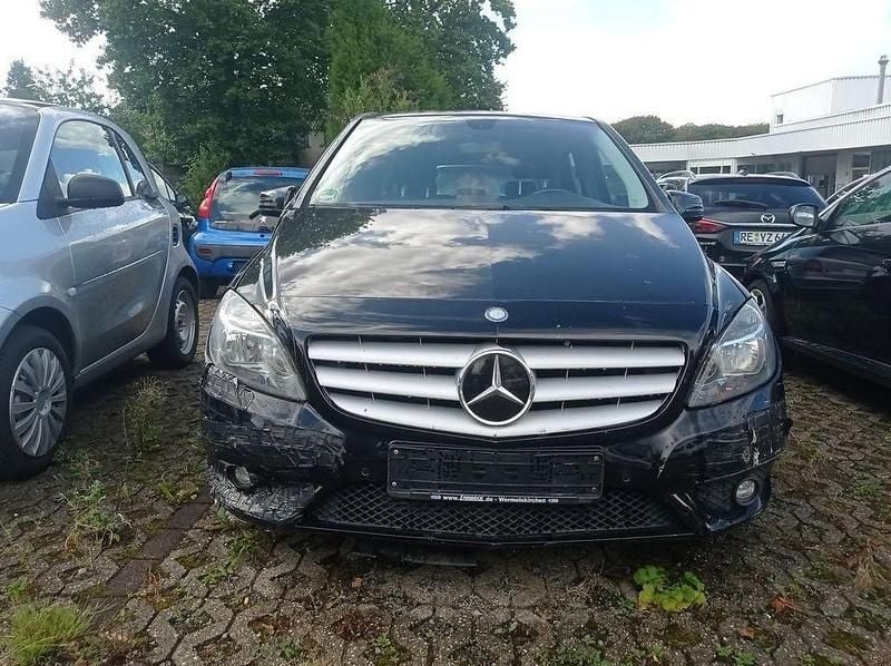 Schwarz Gebraucht 2013 Mercedes B180 Van / Kleinbus | 5.670 € (Superpreis) - Bild 1/4